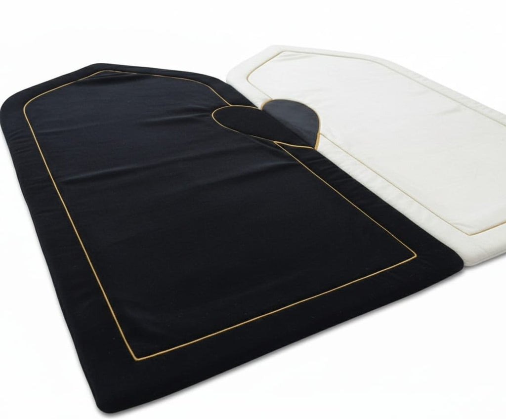 سجادات صلاة مبطنة للأزواج – طقم قلب أبيض وأسود